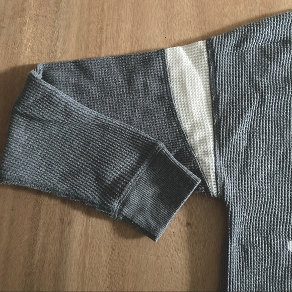 Abercrombie Cropped V neck shirt - Picture 4 of 5